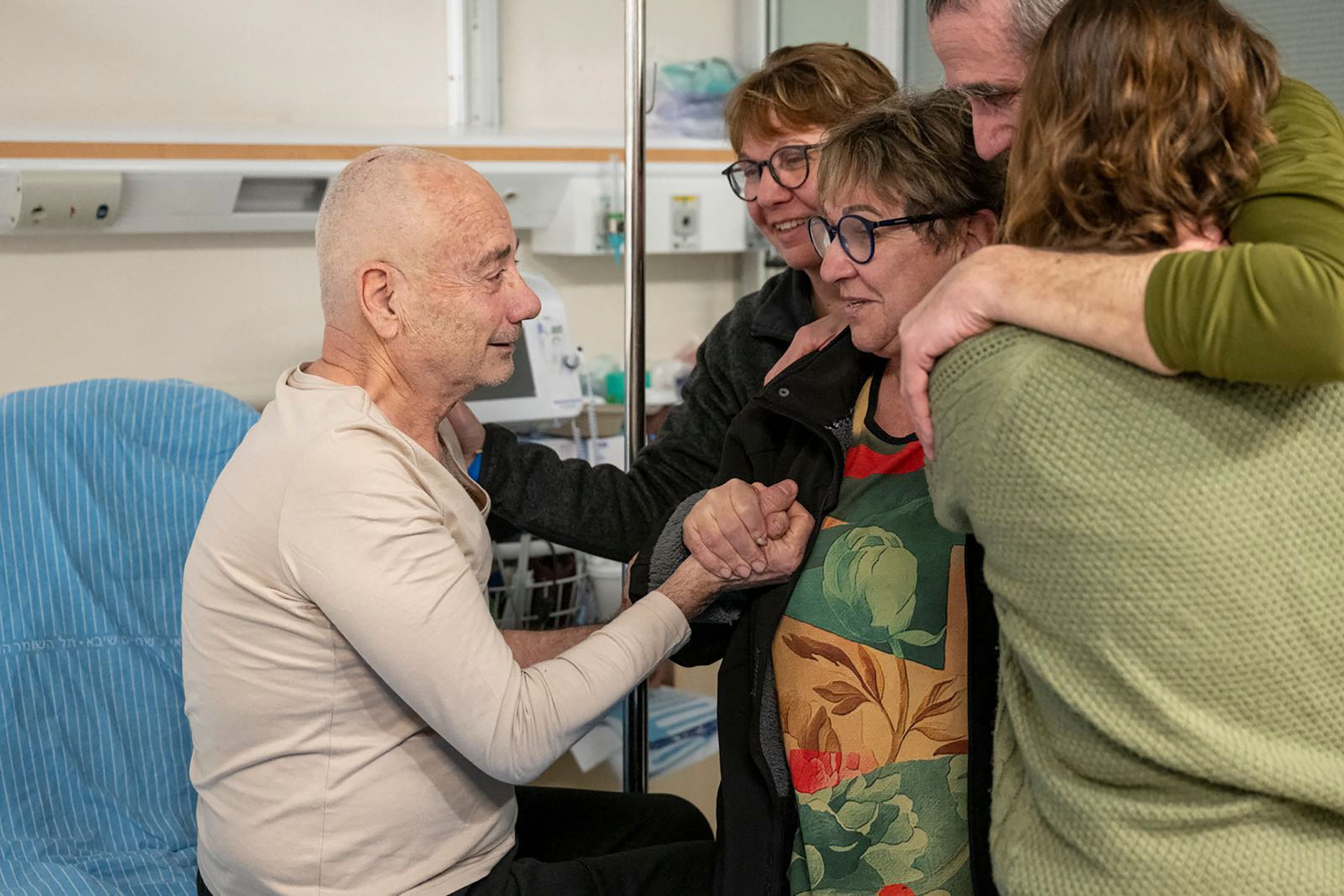 Louis Har (kiri) salah satu sandera Hamas yang dibebaskan tentara Israel.