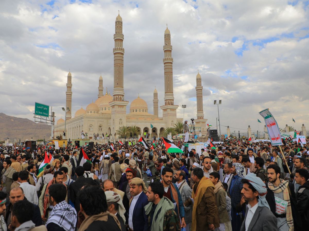 Para pengunjuk rasa mengangkat bendera Palestina saat mereka berunjuk rasa di ibu kota Sanaa yang dikuasai Houthi, Jumat (9/2/2024).