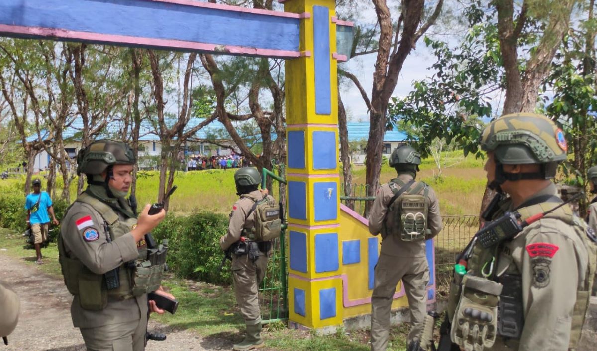 Sejumlah aparat keamanan bersiaga di Papua.