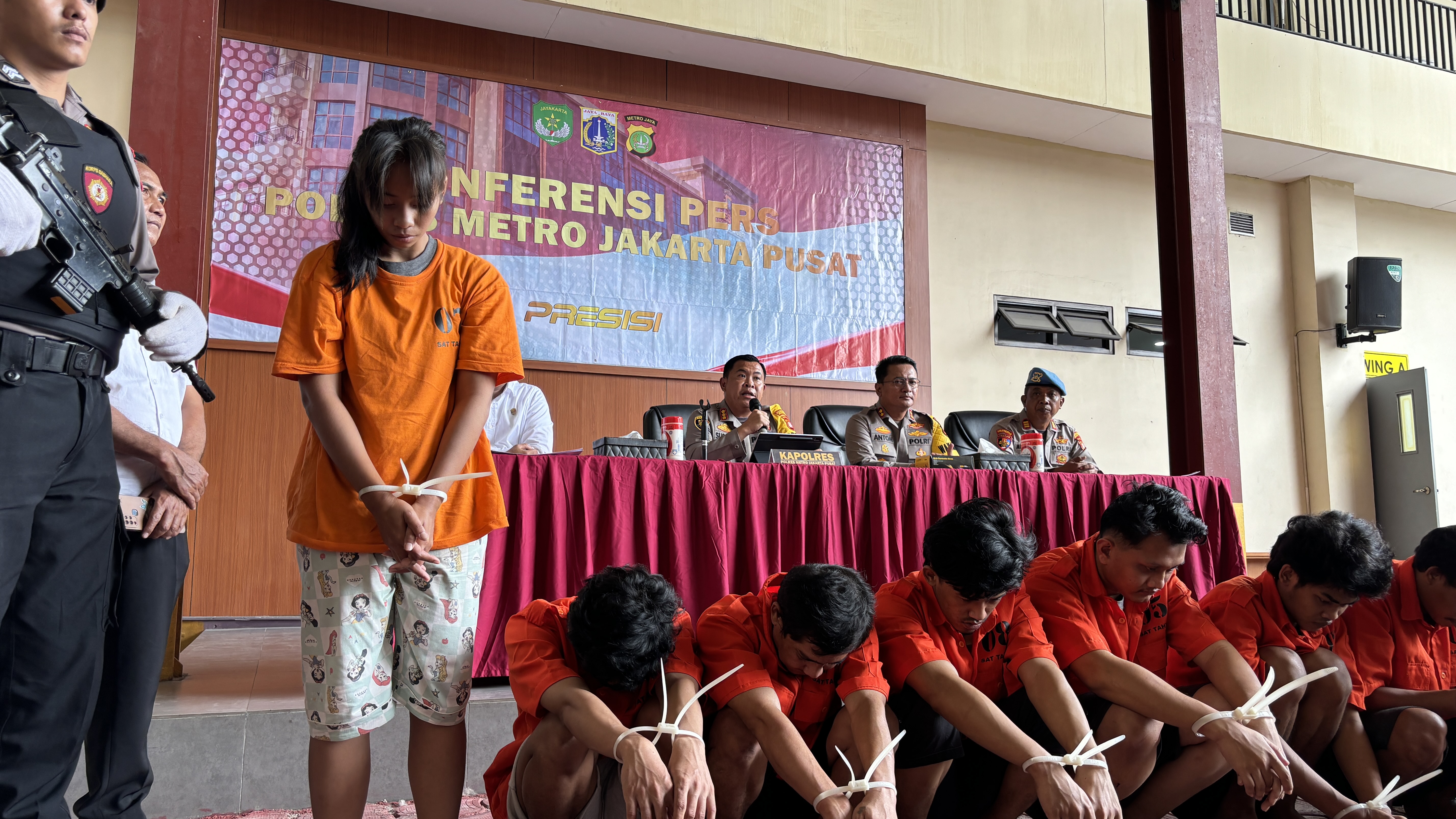 Istri Komeng menyelipkan gergaji pada saat membesuk tahanan, yang kemudian digunakan untuk memotong teralis penjara. 