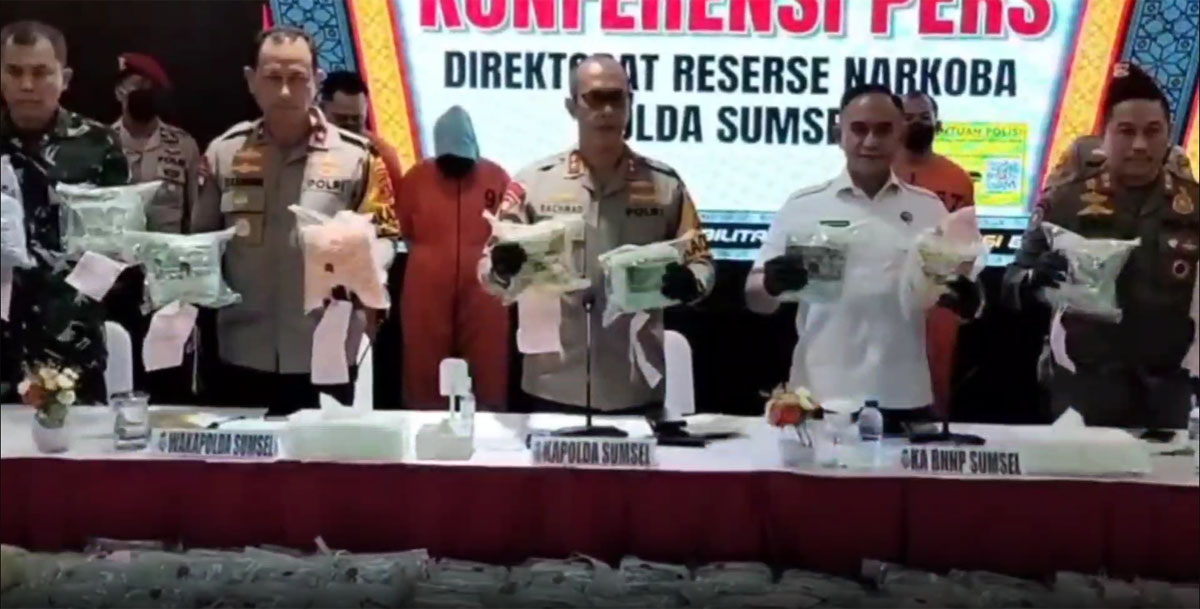 Ditresnarkoba Polda Sumsel berhasil mengungkap sindikat narkoba internasional dengan menyita 111 kilogram sabu dan 134.195 butir ekstasi.