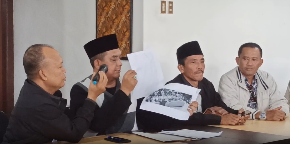 Dalam bukti foto dan rekaman suara, salah satu komisioner KPU Wonosobo tengah membicarakan upaya pemenangan capres nomor urut 03.