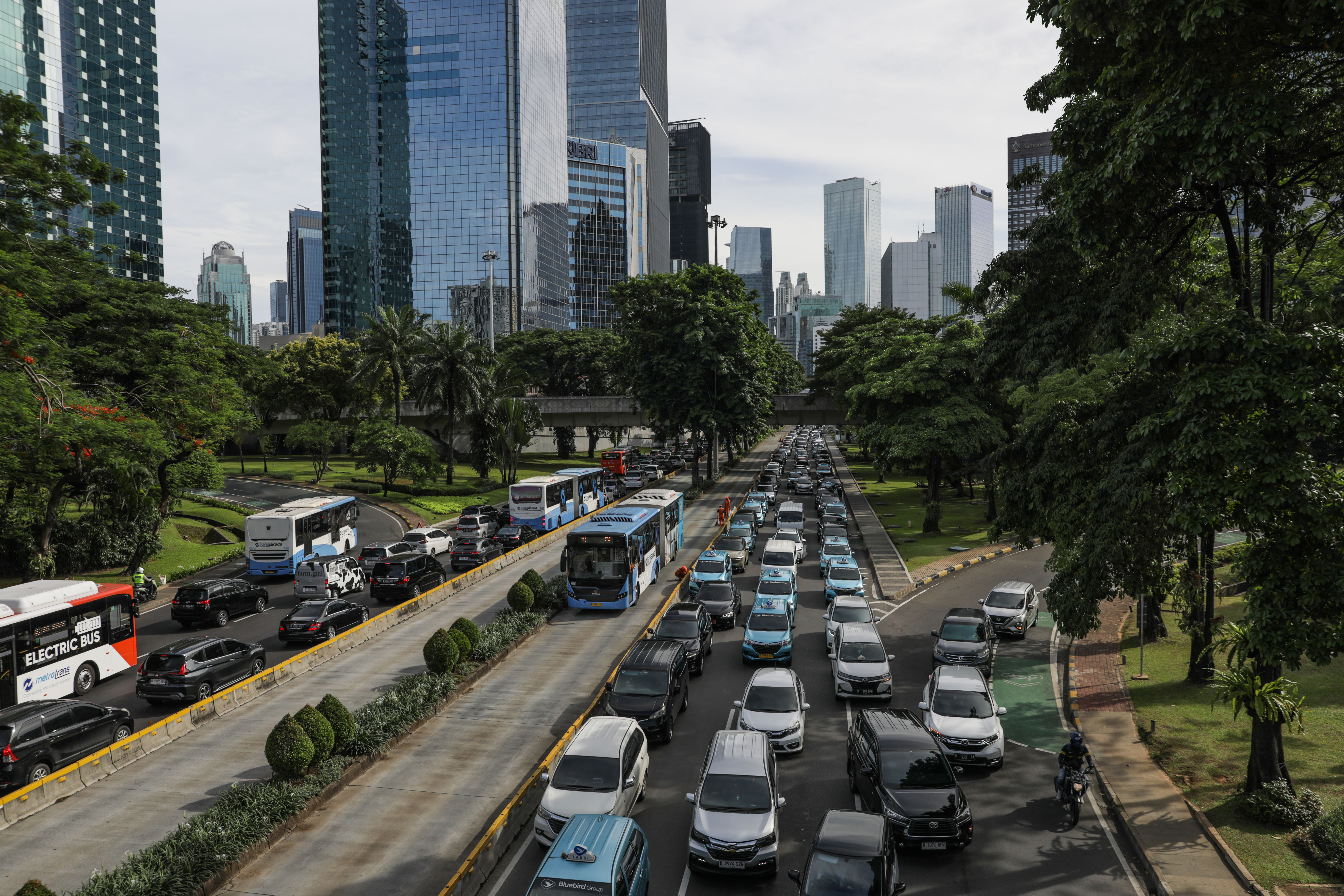 Suasana Jalan Sudirman sekitar jembatan Semanggi, Jakarta, Selasa (16/1).