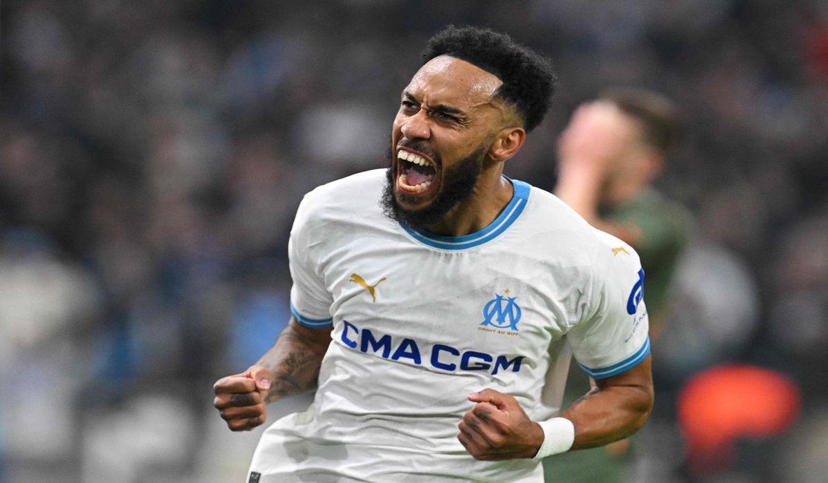 Penyerang Marseille Pierre-Emerick Aubameyang melakukan selebrasi usai mencetak gol ke gawang Shakhtar Donetsk di laga Liga Europa.