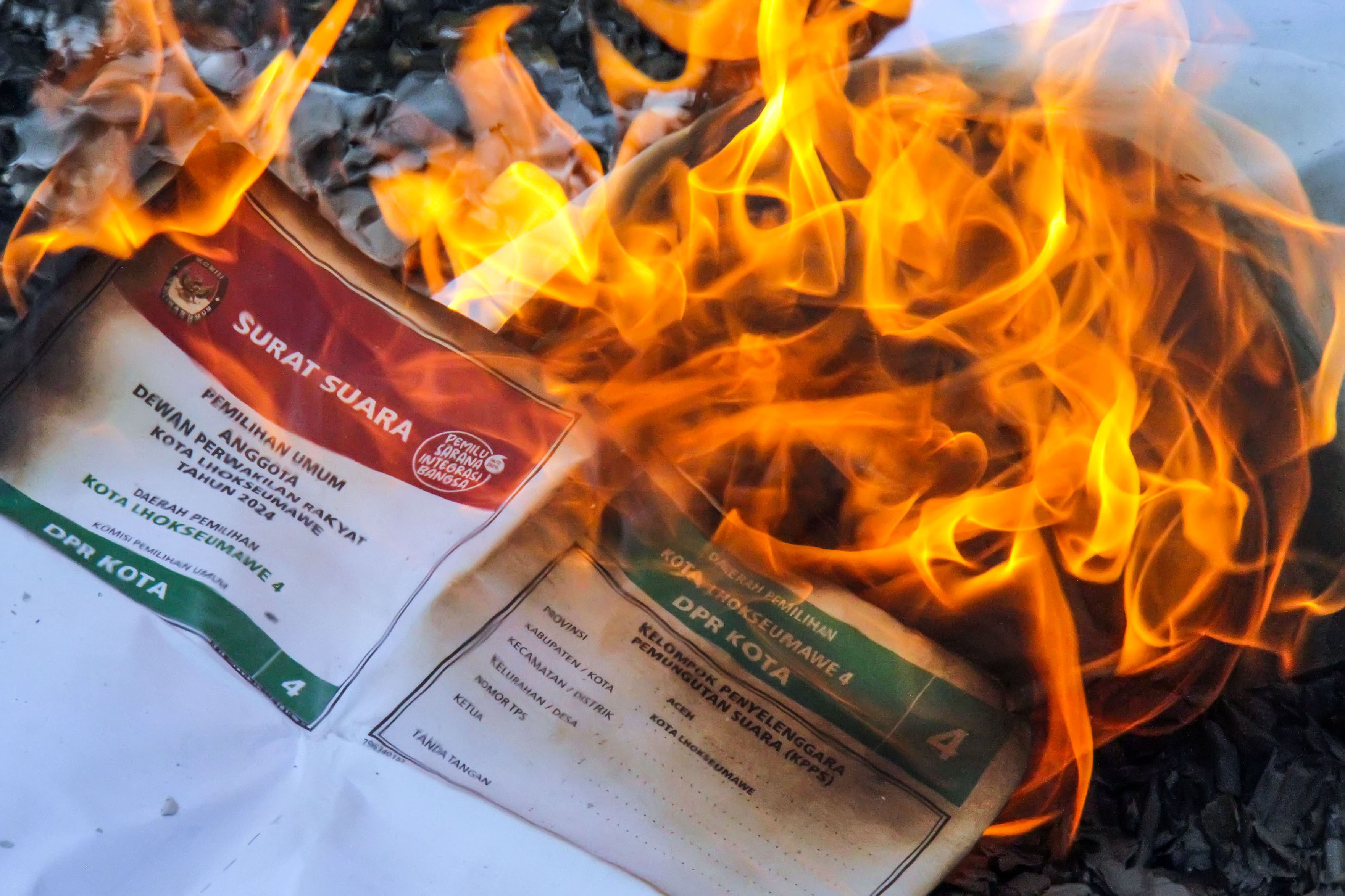 Petugas Komisi Independen Pemilihan membakar surat suara rusak saat pemusnahan di Gudang Logistik KIP Lhokseumawe, Aceh, Selasa (13/2).