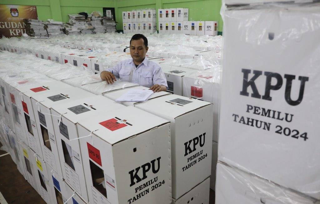 Petugas PPK melakukan pengecekan logistik kotak berisi surat suara dan dokumen lain yang sudah dilakukan proses pencoblosan di Pemilu 2024.
