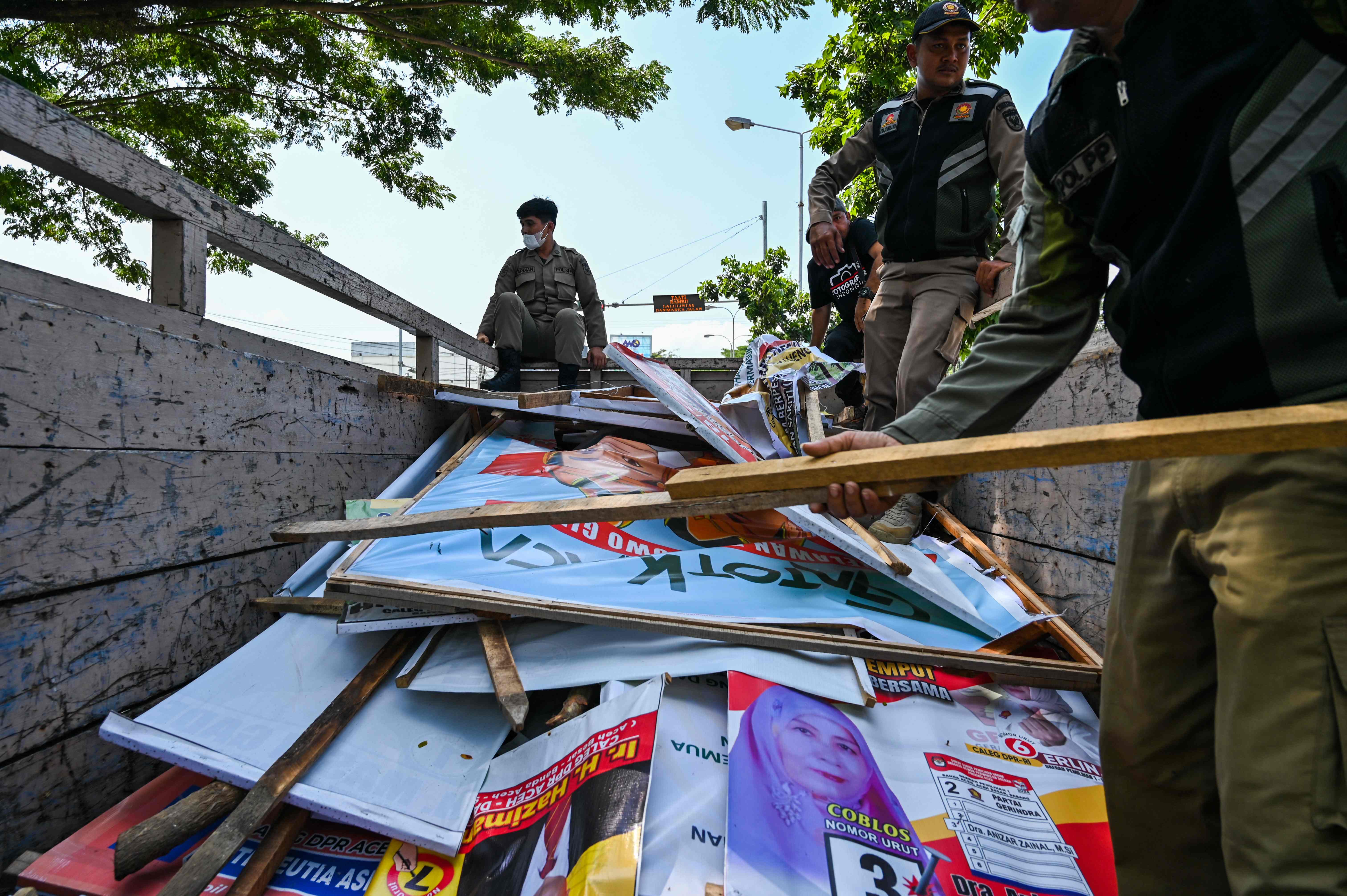 Tumpukan APK yang dibersihkan oleh Satpol PP.