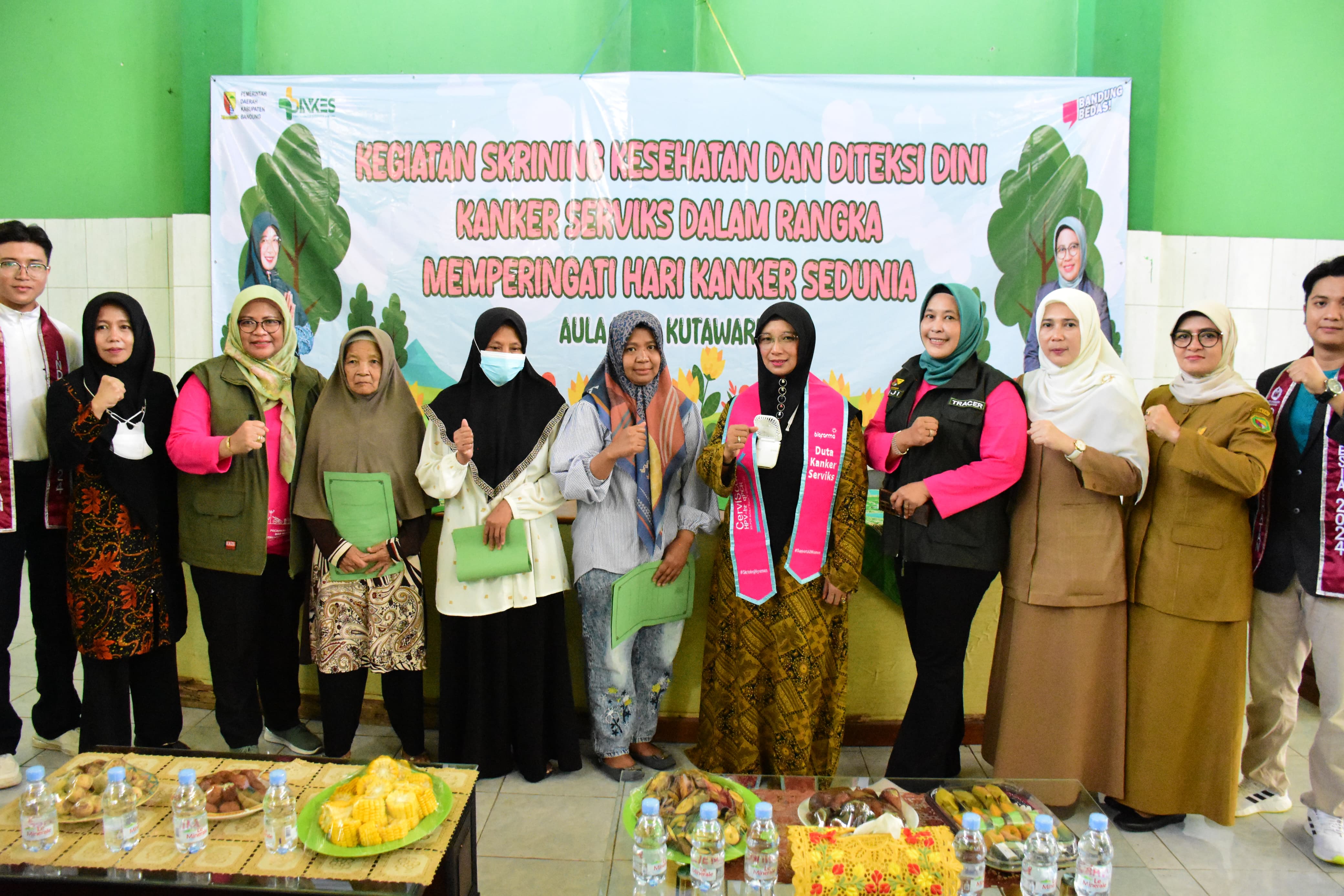 Ketua TP PKK Kabupaten Bandung, Emma Dety Dadang Supriatna bersama para ibu pada peringatan Hari Kanker Sedunia