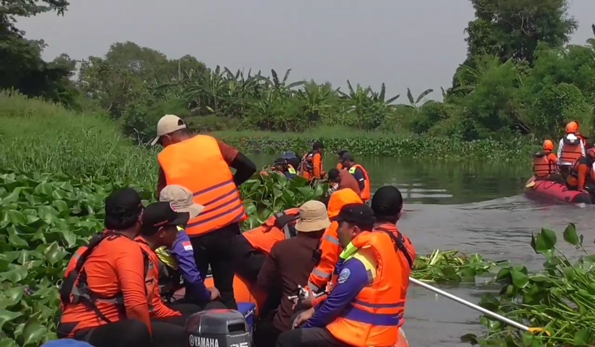 Atasi Banjir, Plh Gubernu Jatim Awasi Langsung Pembersihan Sungai di Sidoarjo