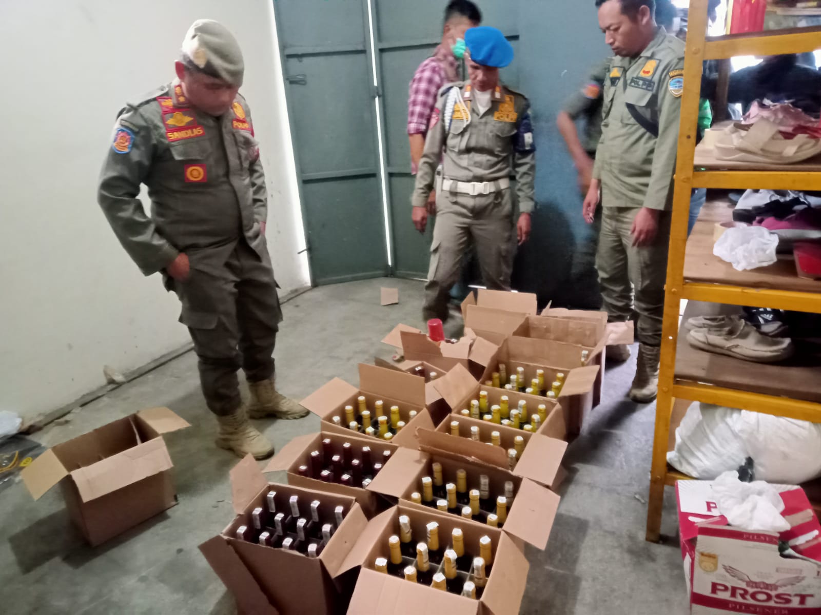 Satpol PP dan Polres Tasikmalaya menggerebek penjual minuman keras