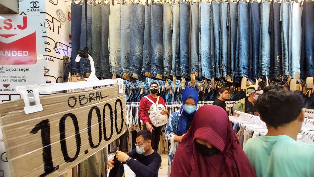 Ilustrasi aktivitas jual beli pakaian impor bekas.