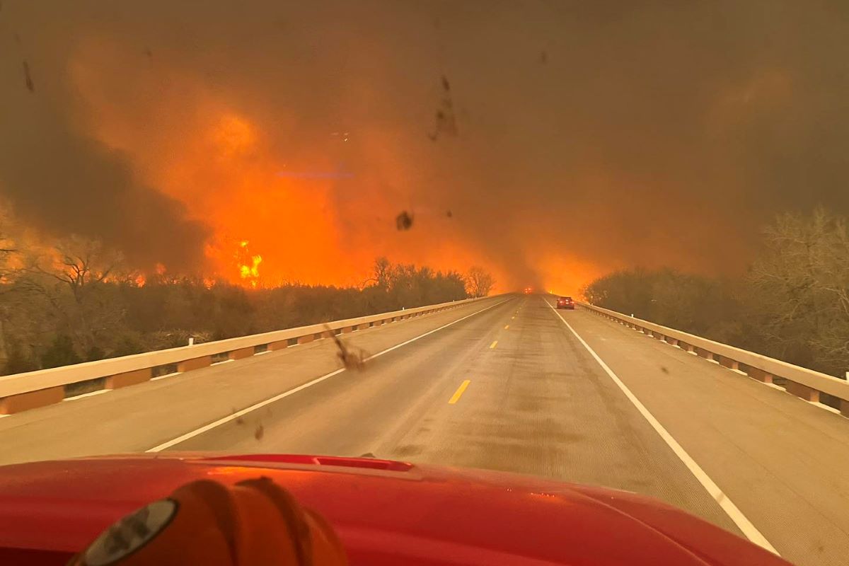 Sebuah truk pemadam kebakaran melaju menuju Smokehouse Creek Fire, dekat Amarillo, di Texas Panhandle, Selasa (27/2).