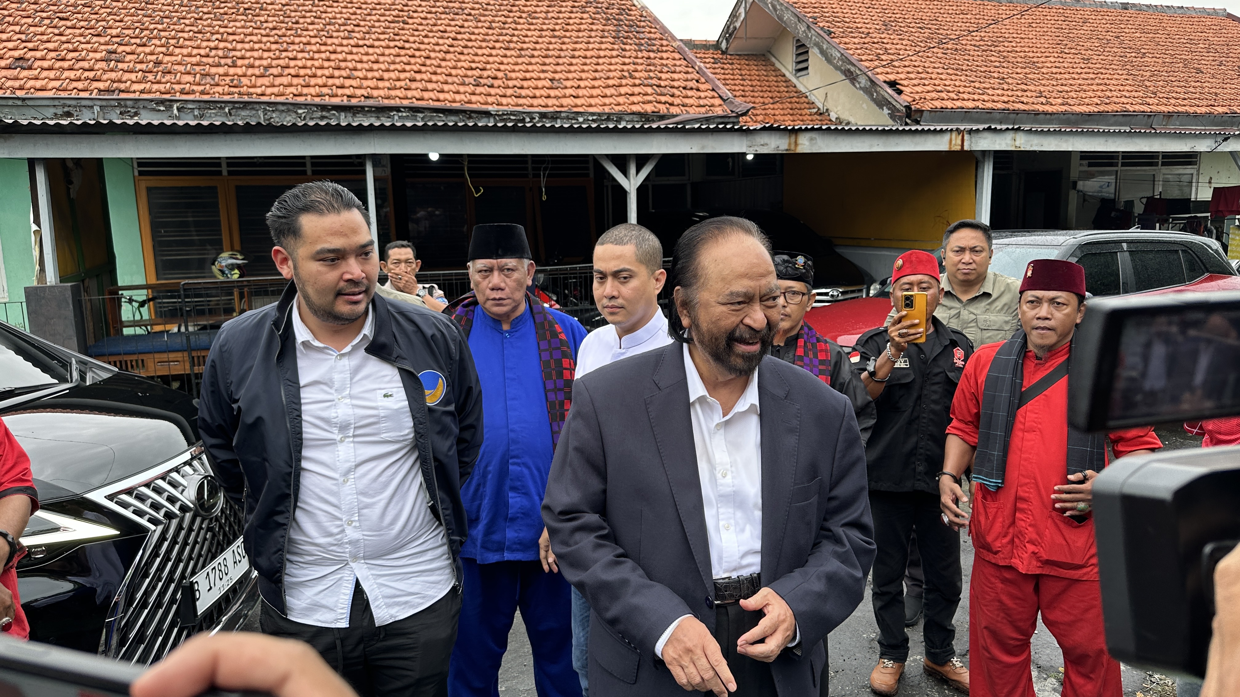 Tiba di TPS 008, Surya Paloh Siap Nyoblos