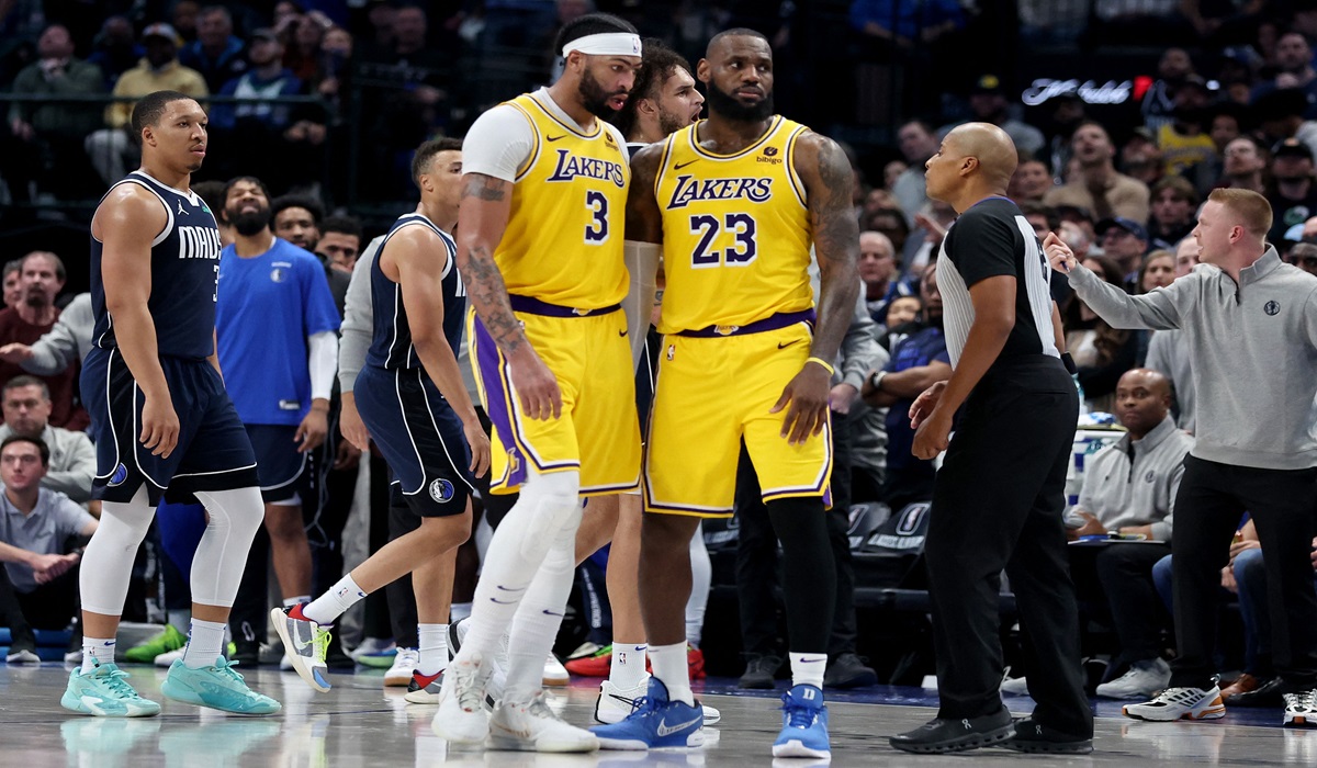 Dua bintang Los Angeles Lakers Anthony Davis (kiri) dan LeBron James