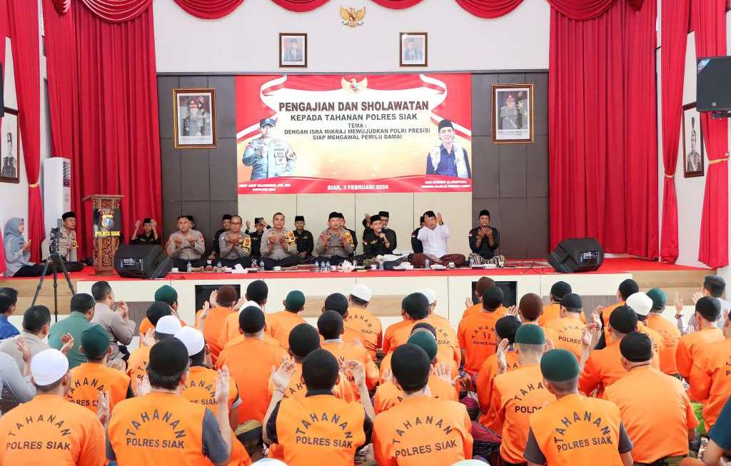 Polres Siak menggelar kegiatan pengajian dan selawatan bersama dengan 98 tahanan polres di Gedung Endra Dharma Laksana, Polres Siak, Riau.