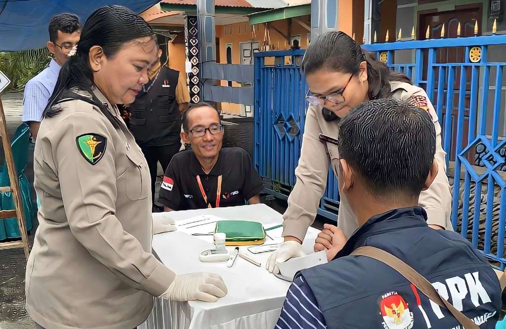 Tim kesehatan dari Polres Siak tengah melakukan pemeriksaan kesehatan bagi petugas KPPS dan PPK.