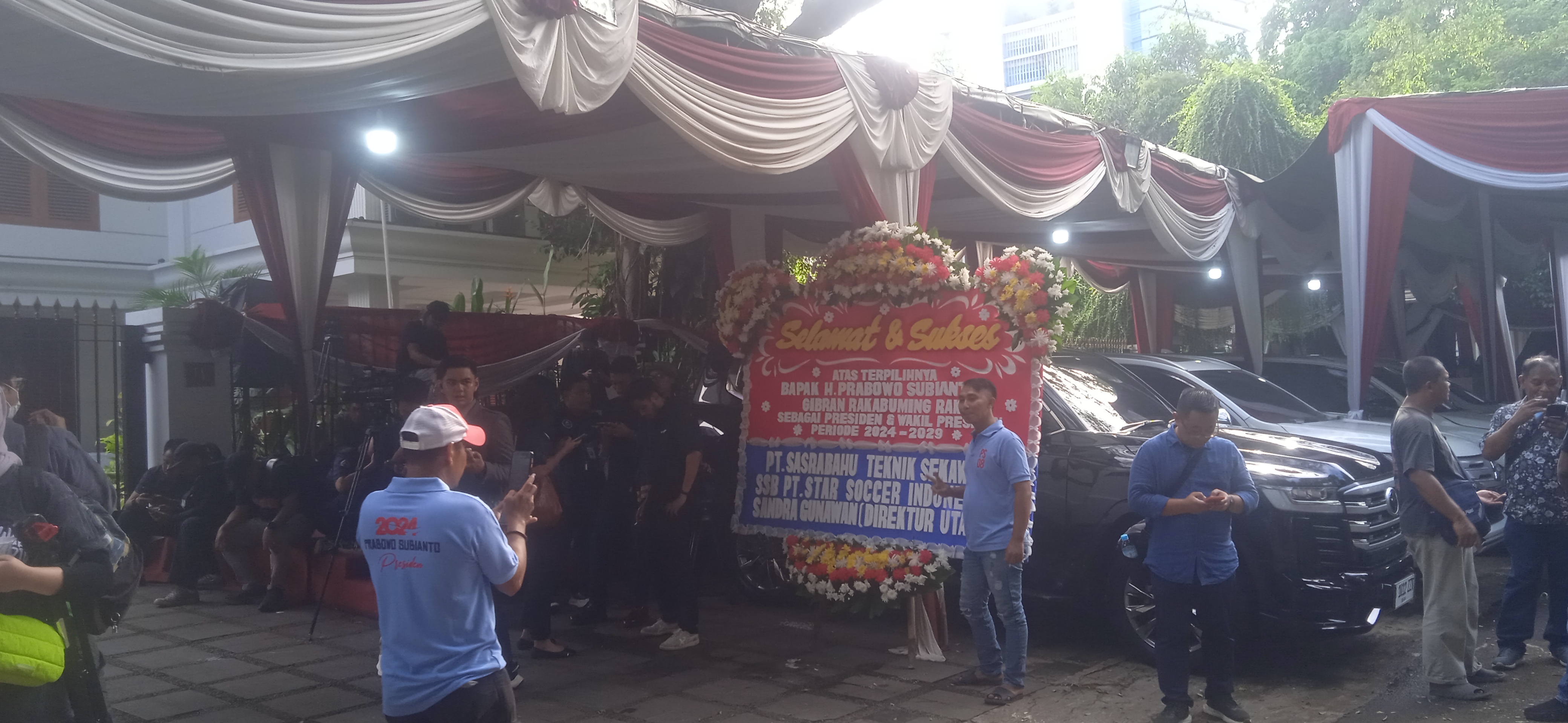 Karangan bunga di kediaman calon presiden nomor urut 02 Prabowo Subianto di Jalan Kertanegara Jakarta Selatan