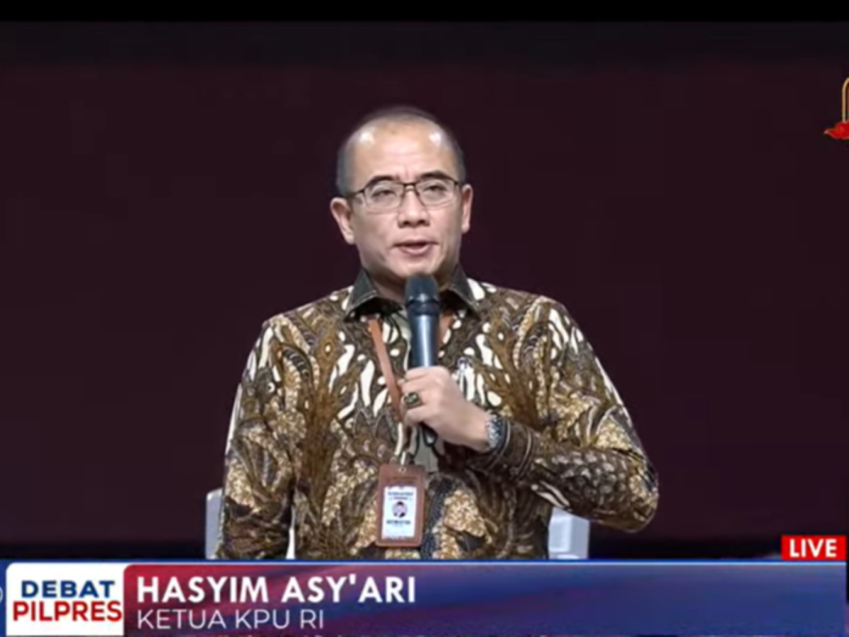 Ketua KPU Hasyim Asyari dalam memimpin doa pada debat capres, Minggu (4/2).