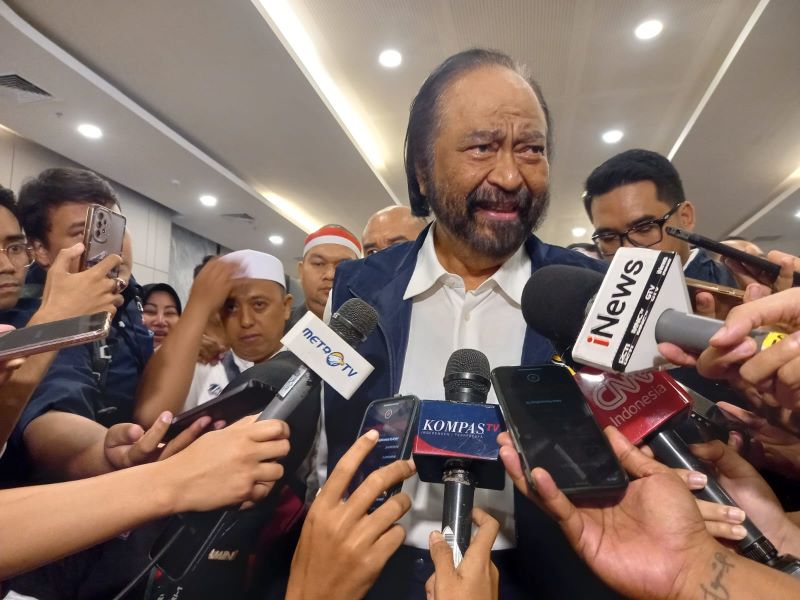 Surya Paloh mengingatkan  kritik dari para civitas akademika terhadap pemerintahan Presiden Joko Widodo (Jokowi) jangan dianggap enteng.