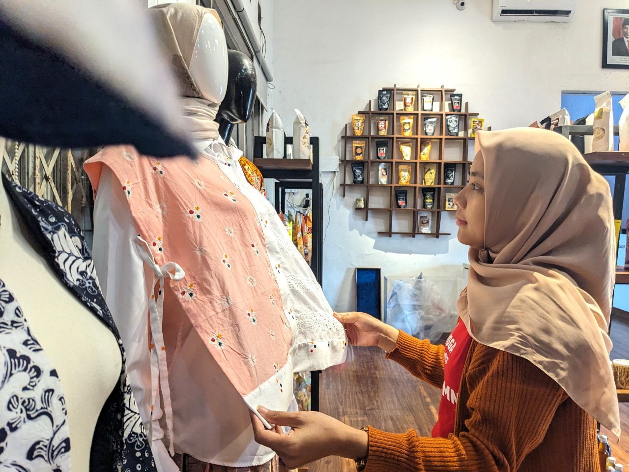 Pengunjung melihat produk hana vest couple Ibu dan anak dengan sentuhan wastra di Rumah BUMN Rembang.