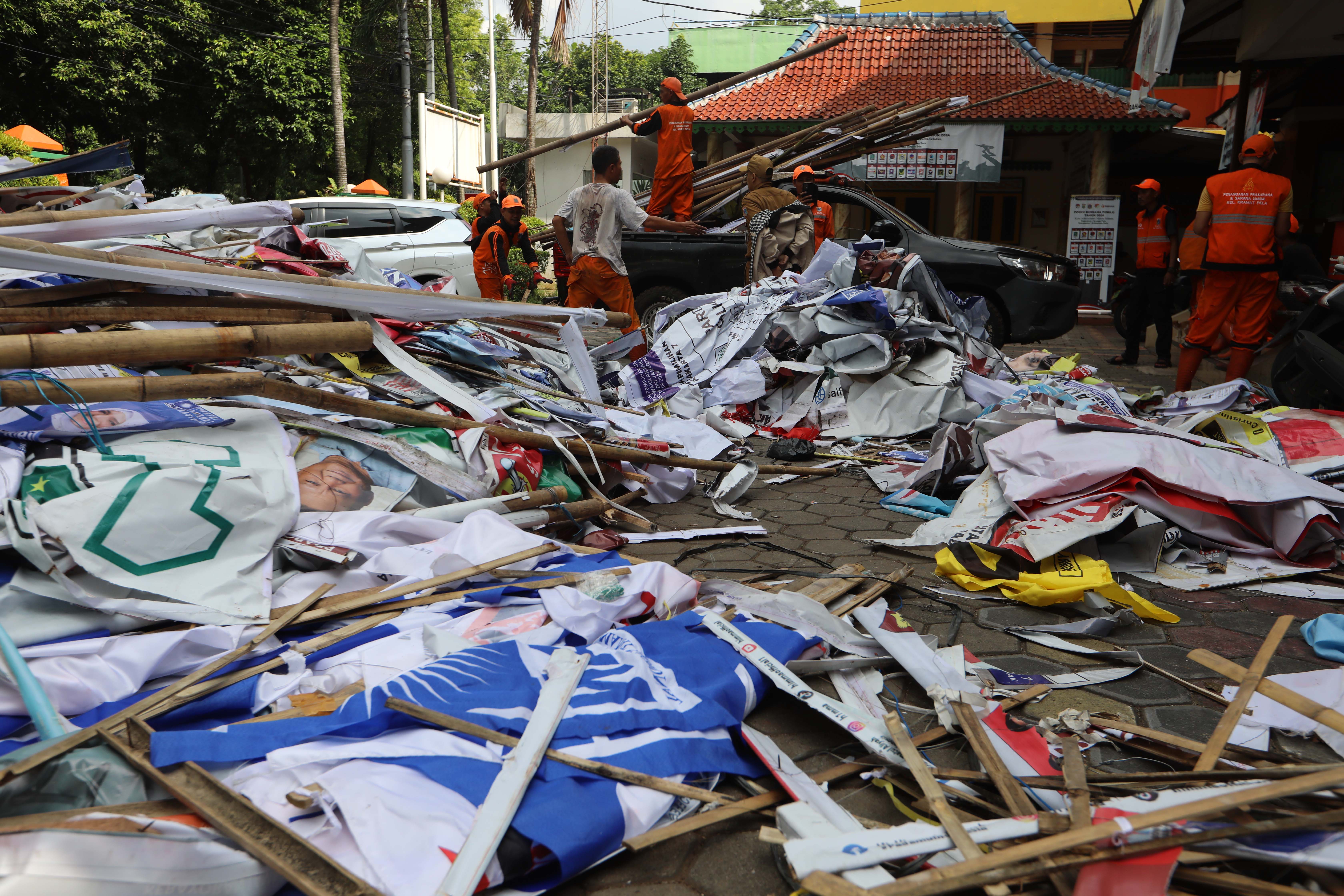 Petugas PPSU menumpulkan alat peraga kampanye (APK) yang sudah dicopot di halaman kantor kelurahan Kramat Pela, Kebayoran Baru, Jakarta.