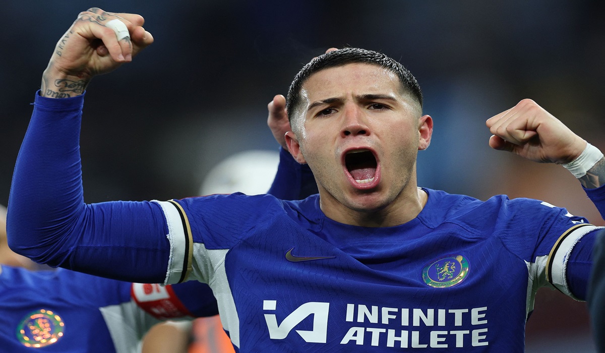 Gelandang Chelsea Enzo Fernandez melakukan selebrasi usai mencetak gol ke gawang Aston Villa di laga Piala FA.