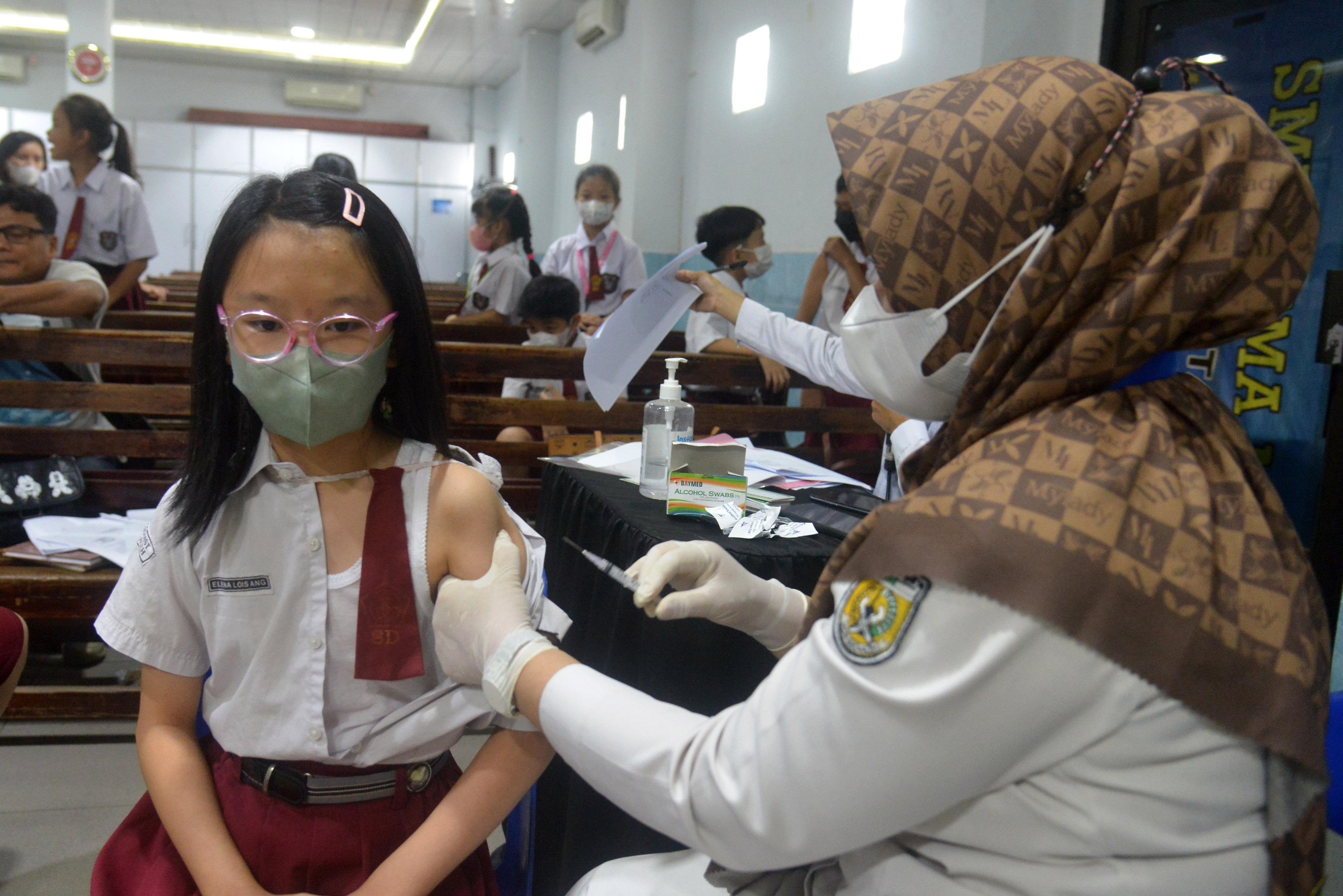 Petugas kesehatan menyuntikkan vaksin difteri dan tetanus pada murid SD saat Bulan Imunisasi Anak Sekolah di Banda Aceh, Selasa (15/11/2022)