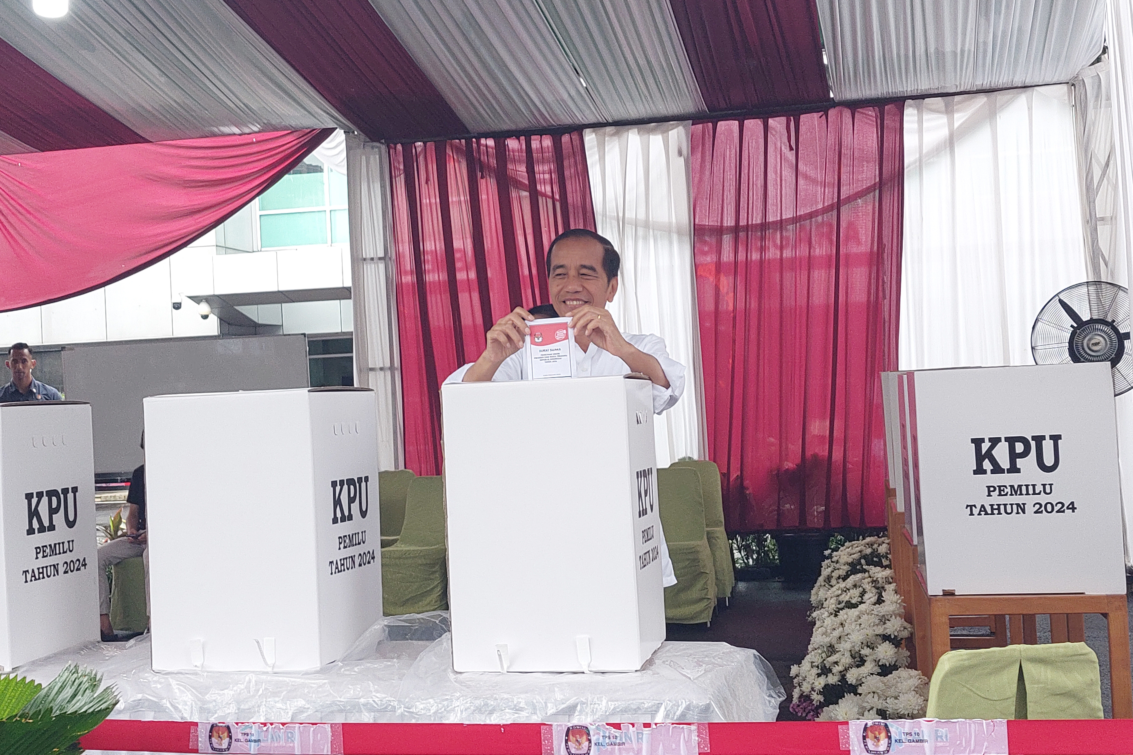 Jokowi memasukkan surat suara ke kotak suara di TPS 10, Jakarta, Rabu (14/2).