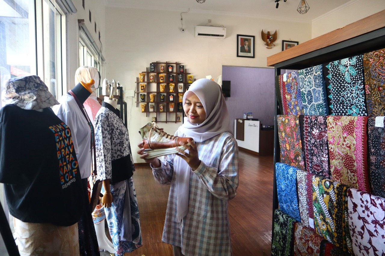 Pengunjung melihat produk sepatu dari OKVISA Craft di ruang display produk UMKM Rumah BUMN Rembang.