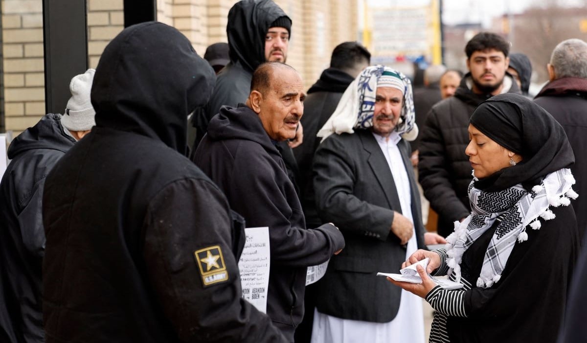 Samra'a Luqman (kanan) membagikan brosur di luar Masjid American Moslem Society untuk meminta pemilih agar tidak memilih Joe Biden. 