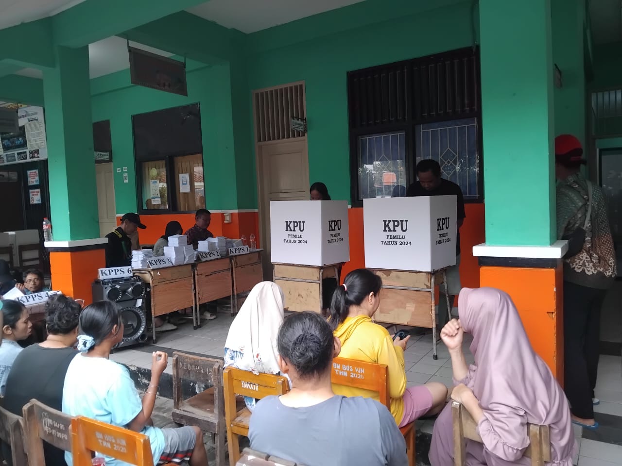 Warga Lupa Celup Tinta Setelah Mencoblos  