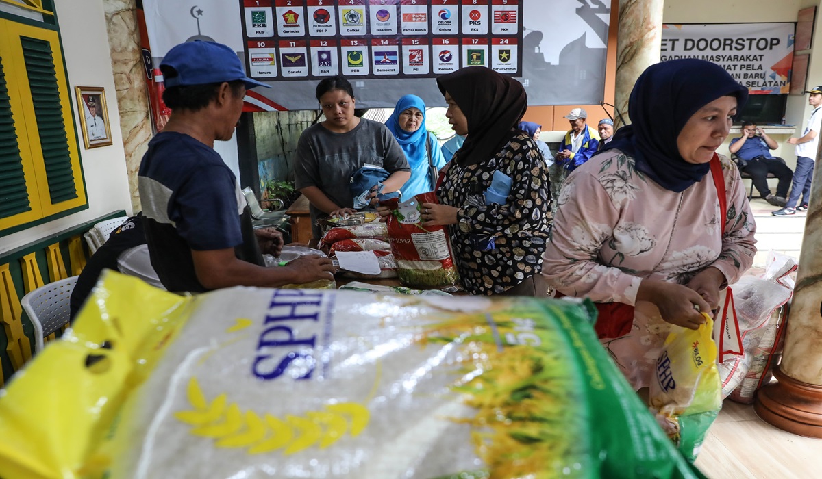 Warga membeli Beras Program SPHP ukuran 5 kilogram yang dijual Rp53 ribu per kantong di halaman Kantor kelurahan Kramat Pela.