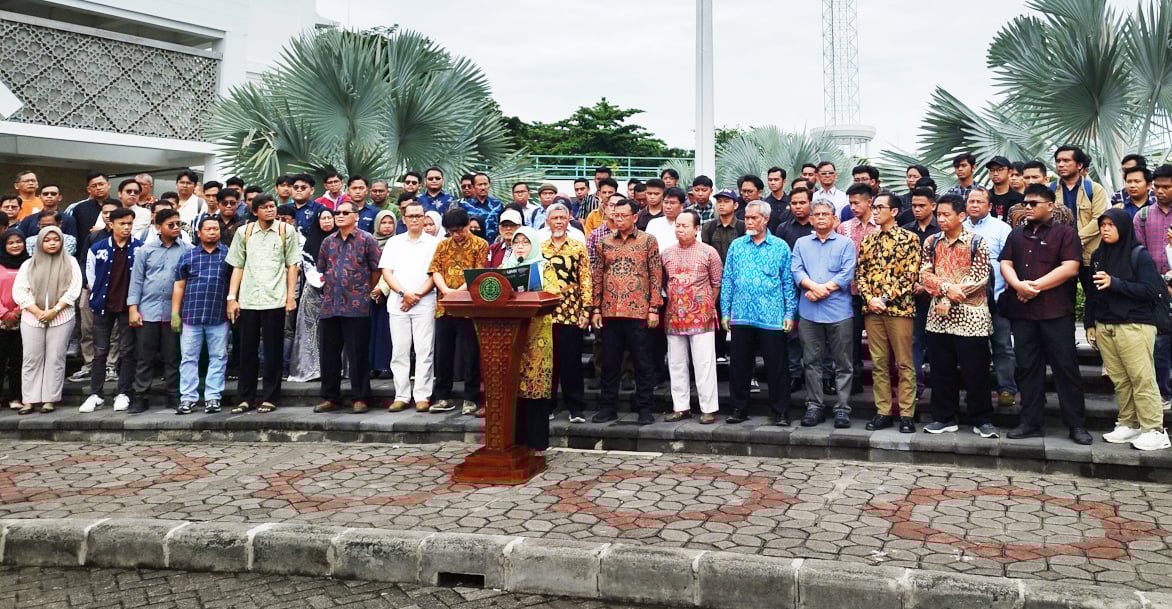 Anggota Dewan Guru Besar Universitas Muhammadiyah Yogyakarta (UMY) Prof Dr Akif Khilmiyah MAg membacakan pesan kebangsaan dan imbauan moral.