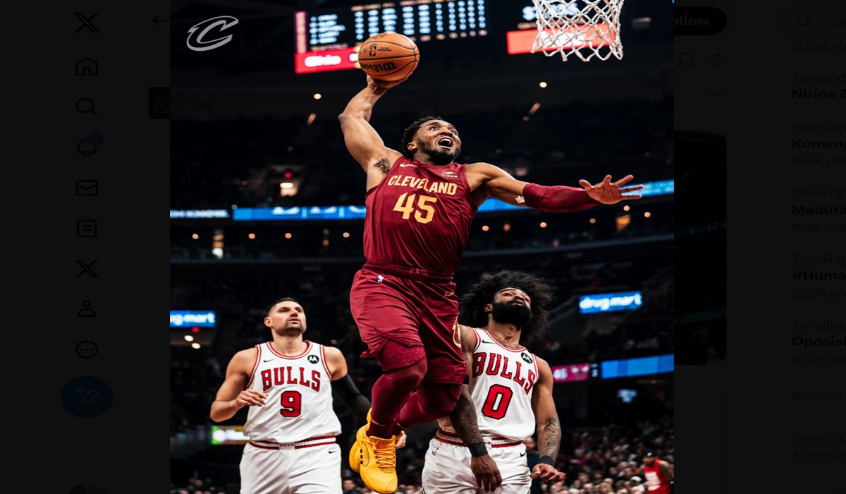 Bintang Cleveland Cavaliers Donovan Mitchell melakukan slam dunk di laga NBA melawan Chicago Bulls
