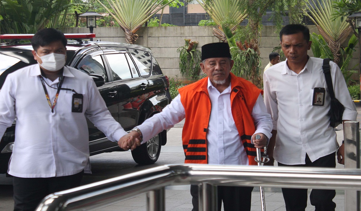 Gubernur Maluku Utara Abdul Gani Kasuba (tengah)