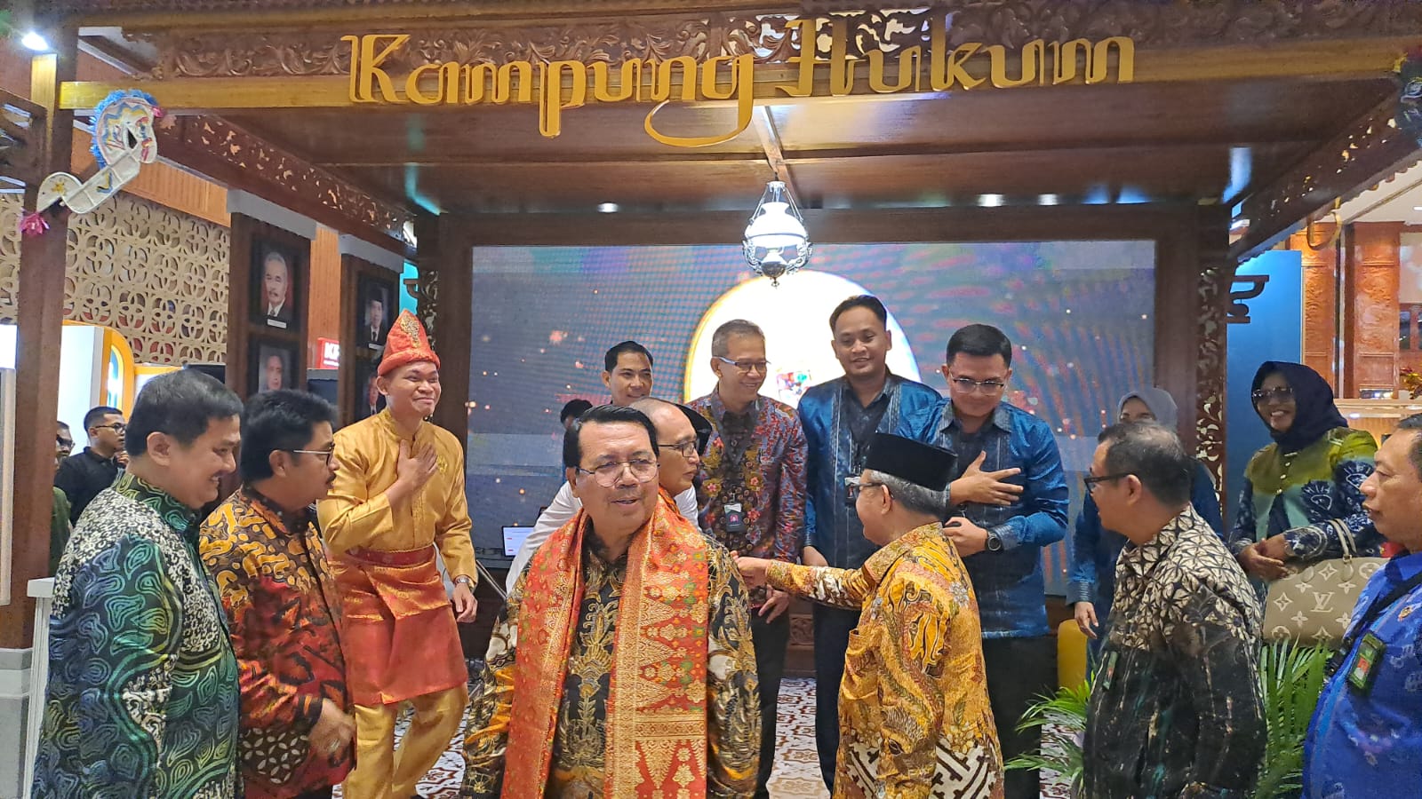 Ketua MA Prof Dr HM Syarifudin SH MH meninjau stand Badan Pengawasan MA dalam pameran Kampung Hukum di JCC, Senin (19/2).