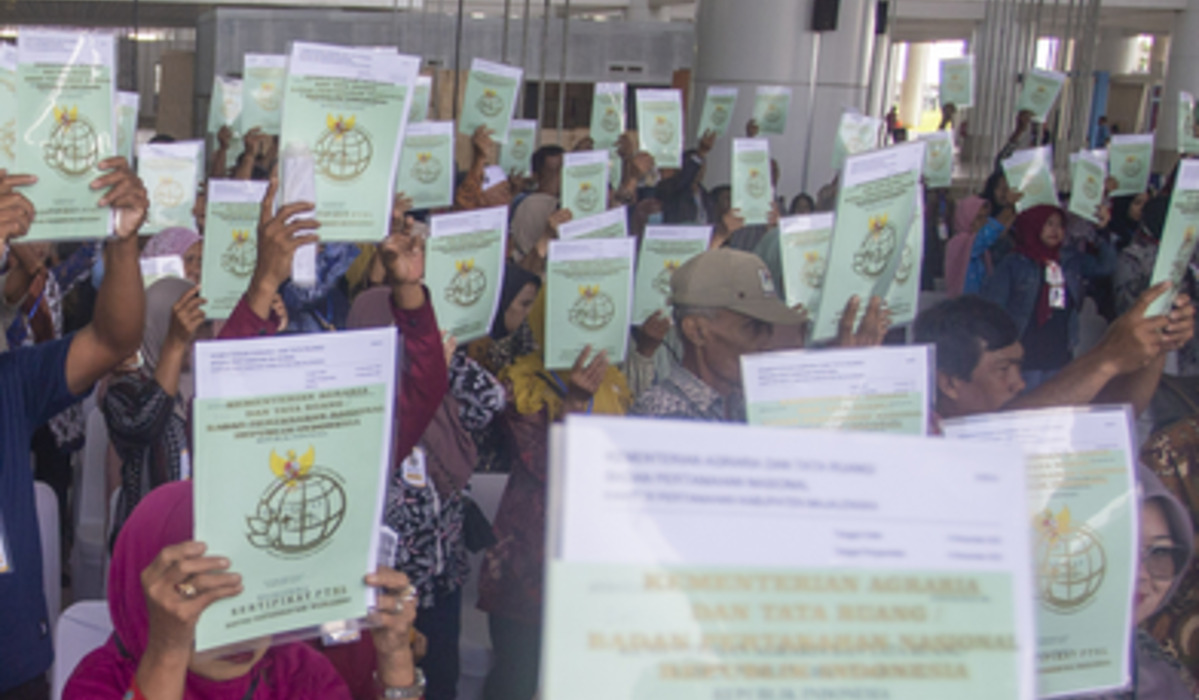 Ilustrasi warga menerima sertifikat tanah.