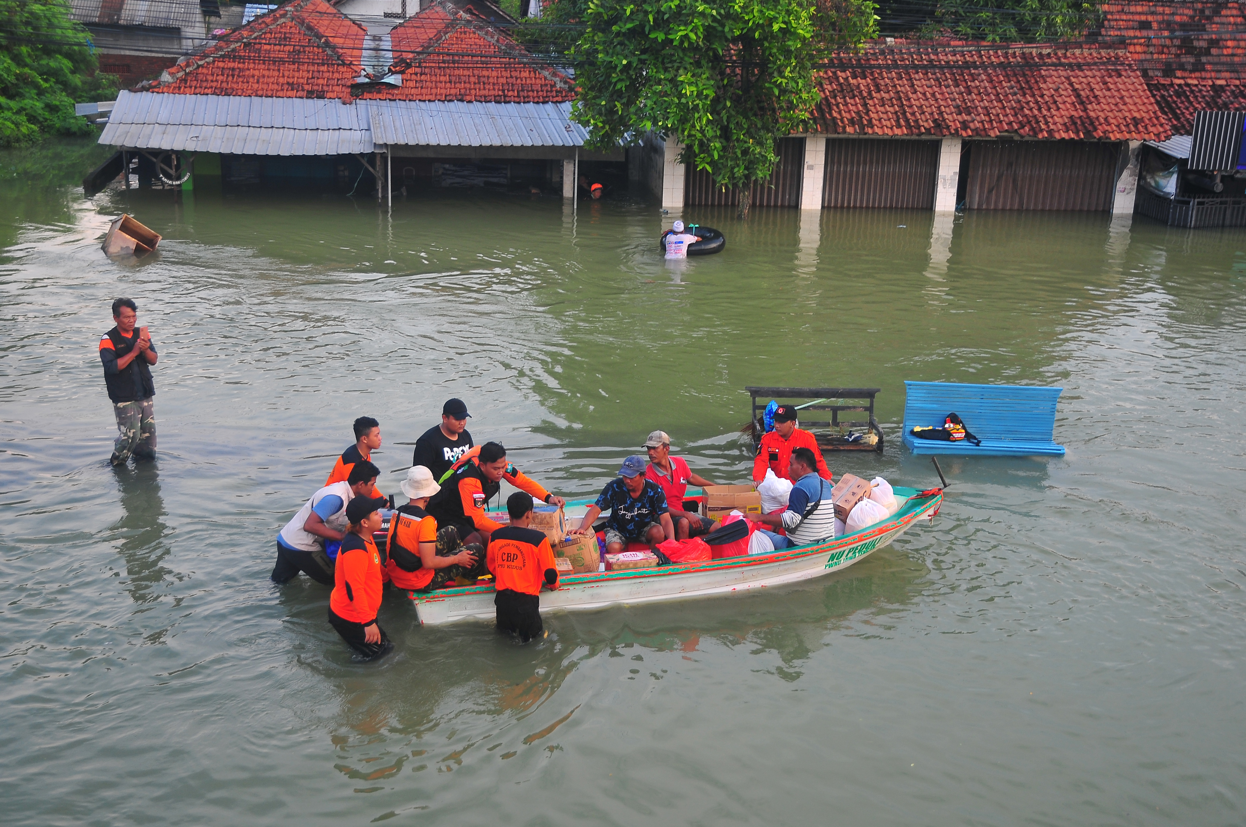 Sejumlah tim SAR gabungan mengirim logistik menggunakan perahu untuk warga korban banjir di Karanganyar, Demak,