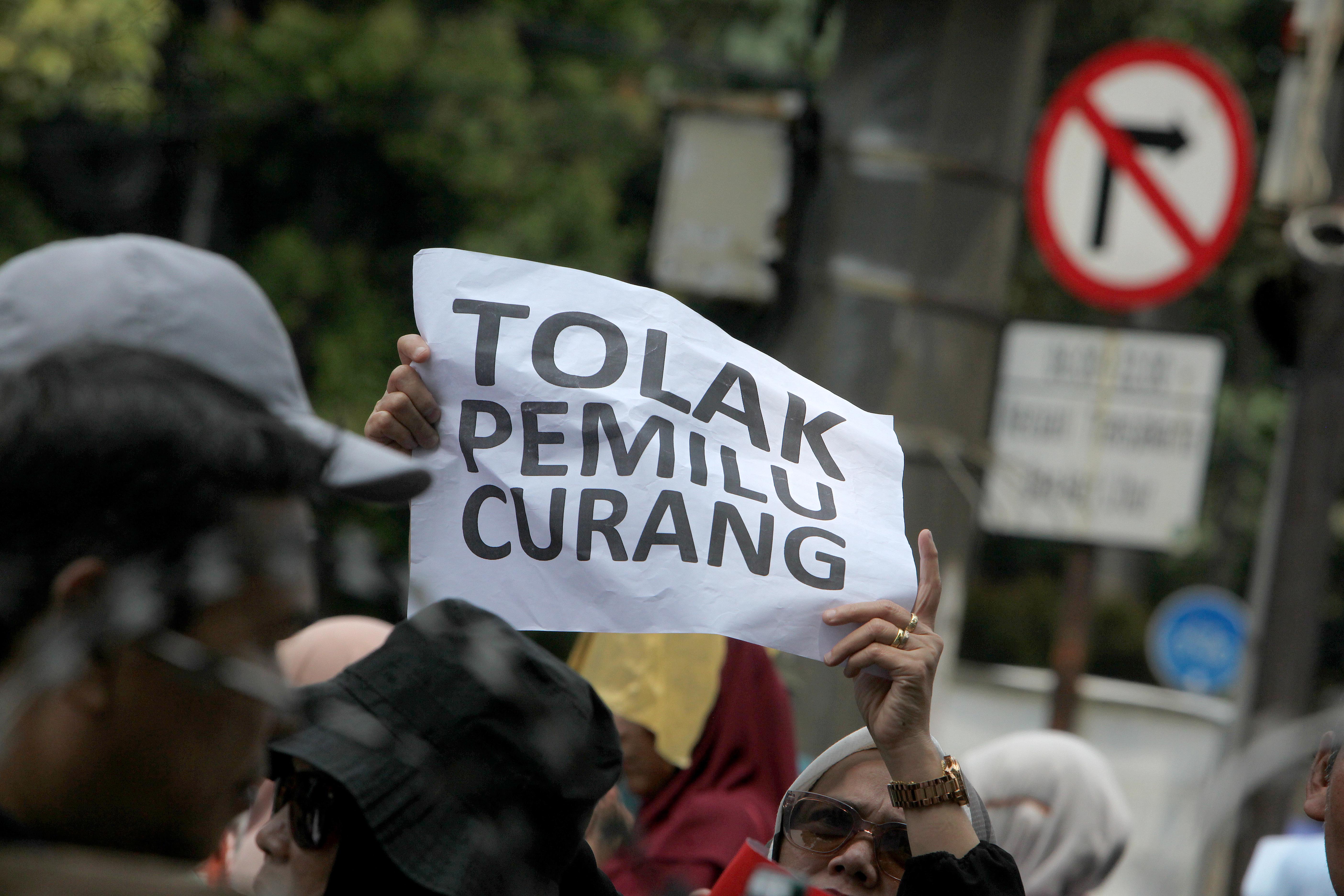 Sejumlah massa menggelar aksi unjuk rasa terkait desakan untuk mengusut kecurangan pemilu.