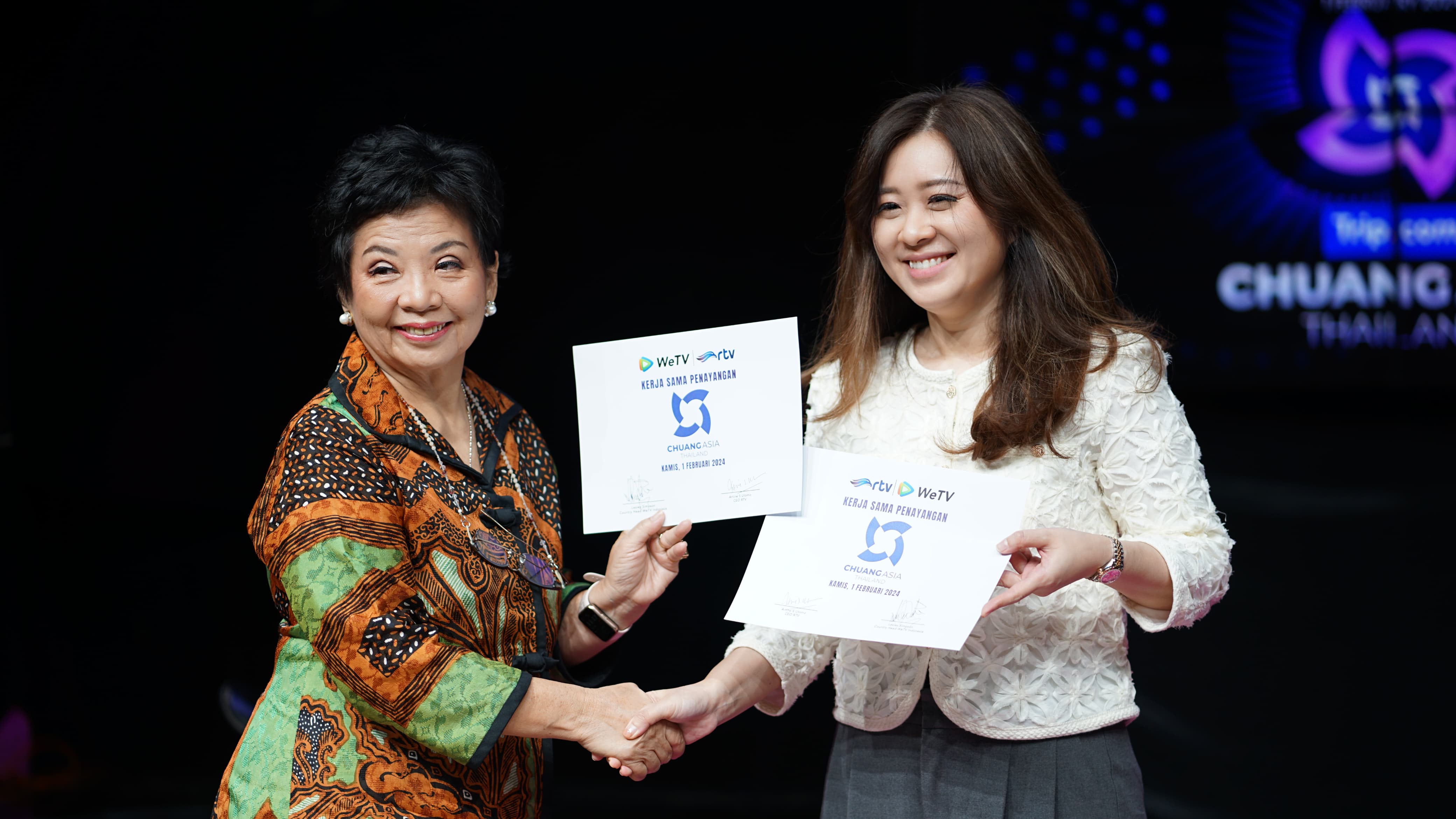 Lesley Simpson (kanan), Country Head WeTV Indonesia, dan Artine S. Utomo, CEO RTV.