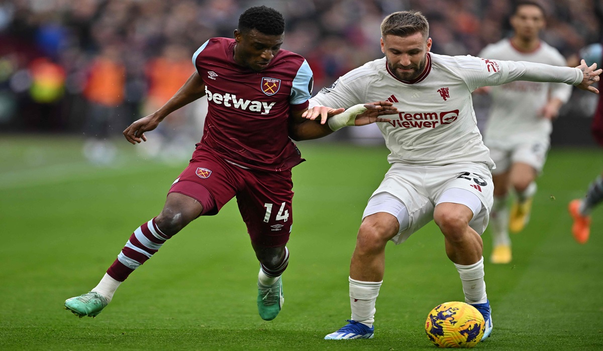 Bek Manchester United Luke Shaw (kanan)