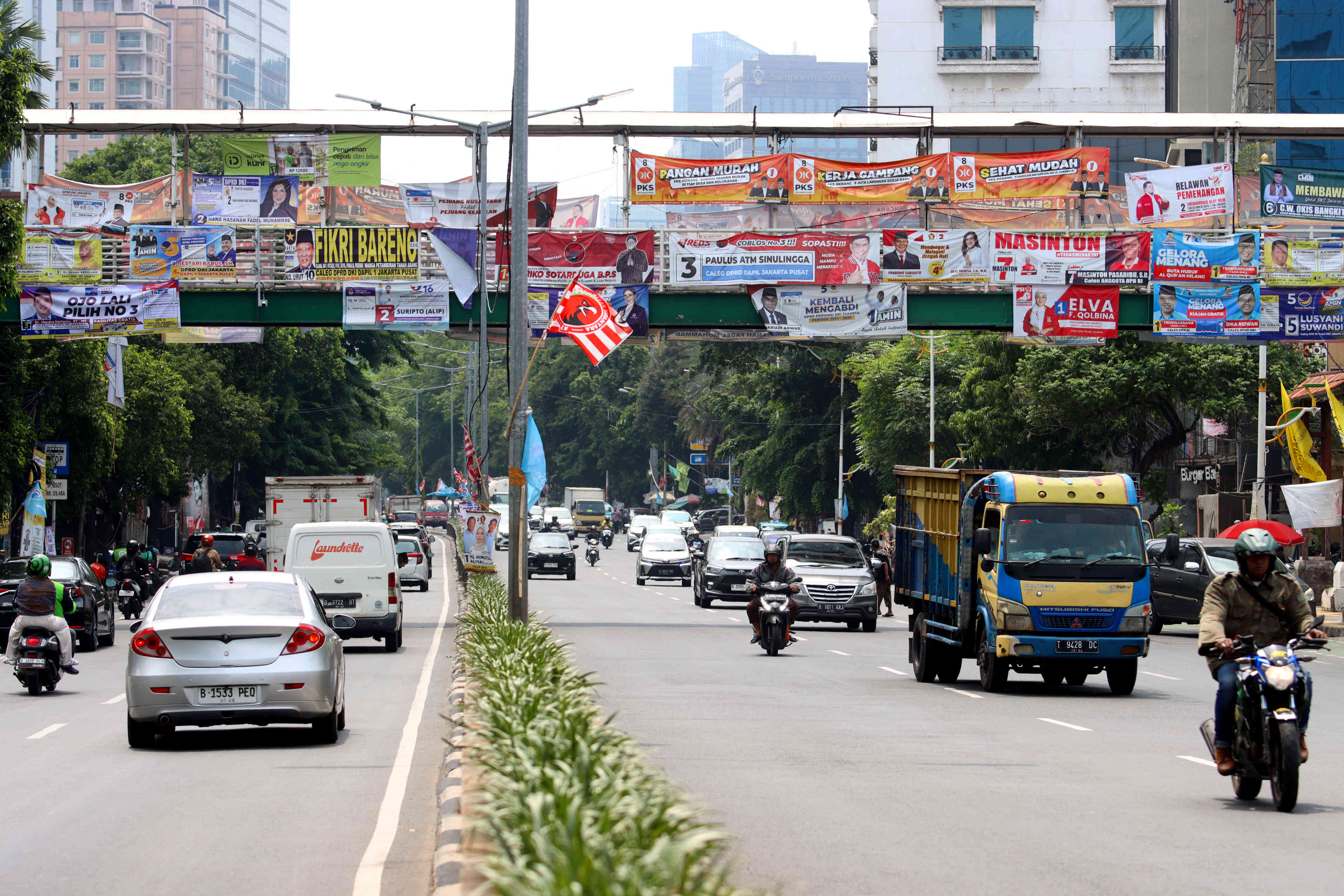 JPO yang dipenuhi dengan foto para caleg