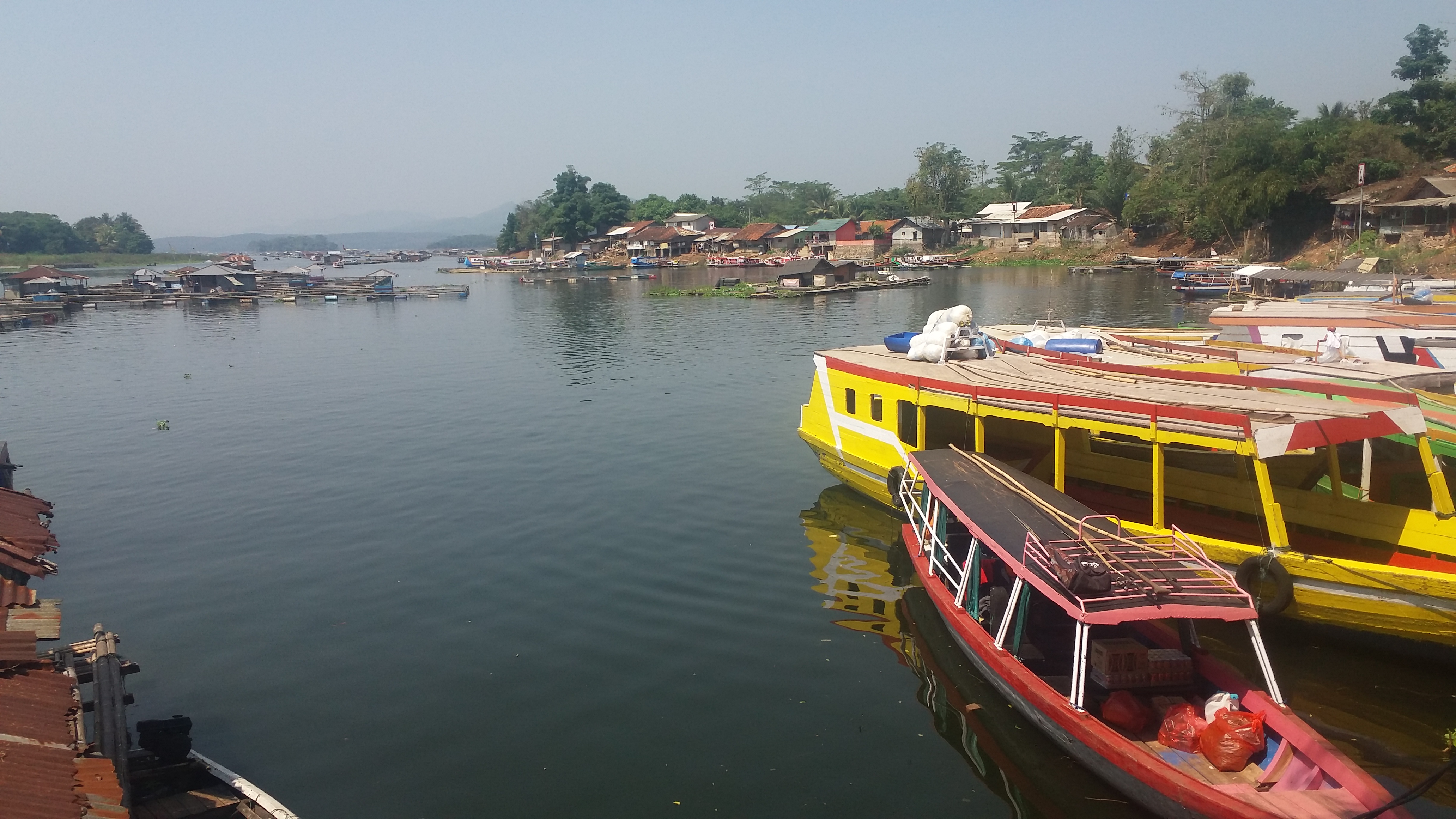 Penyaluran logistik pemilu di sejumlah titik di Cianjur masih harus menggunakan perahu.  