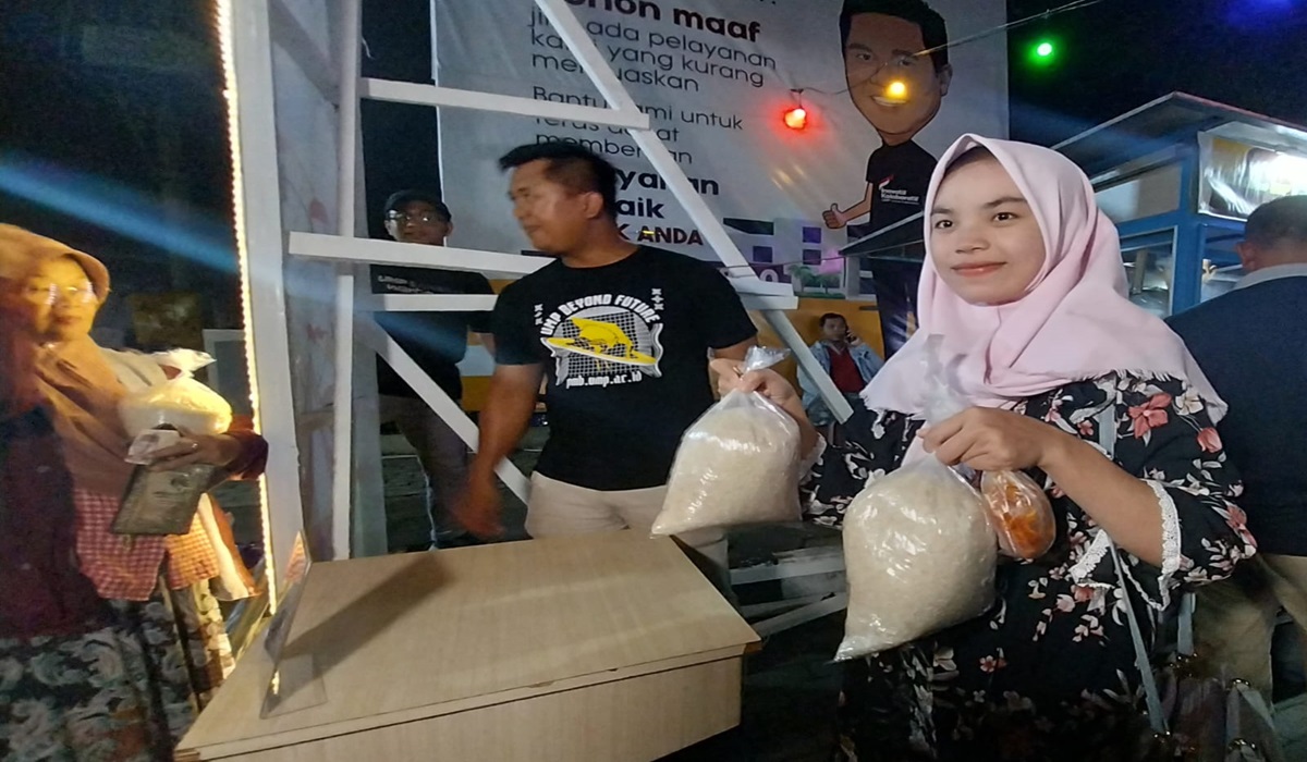 Universitas Muhammadiyah Purwokerto (UMP) Banyumas, Jawa Tengah (Jateng) menggelar pasar murah beras. 