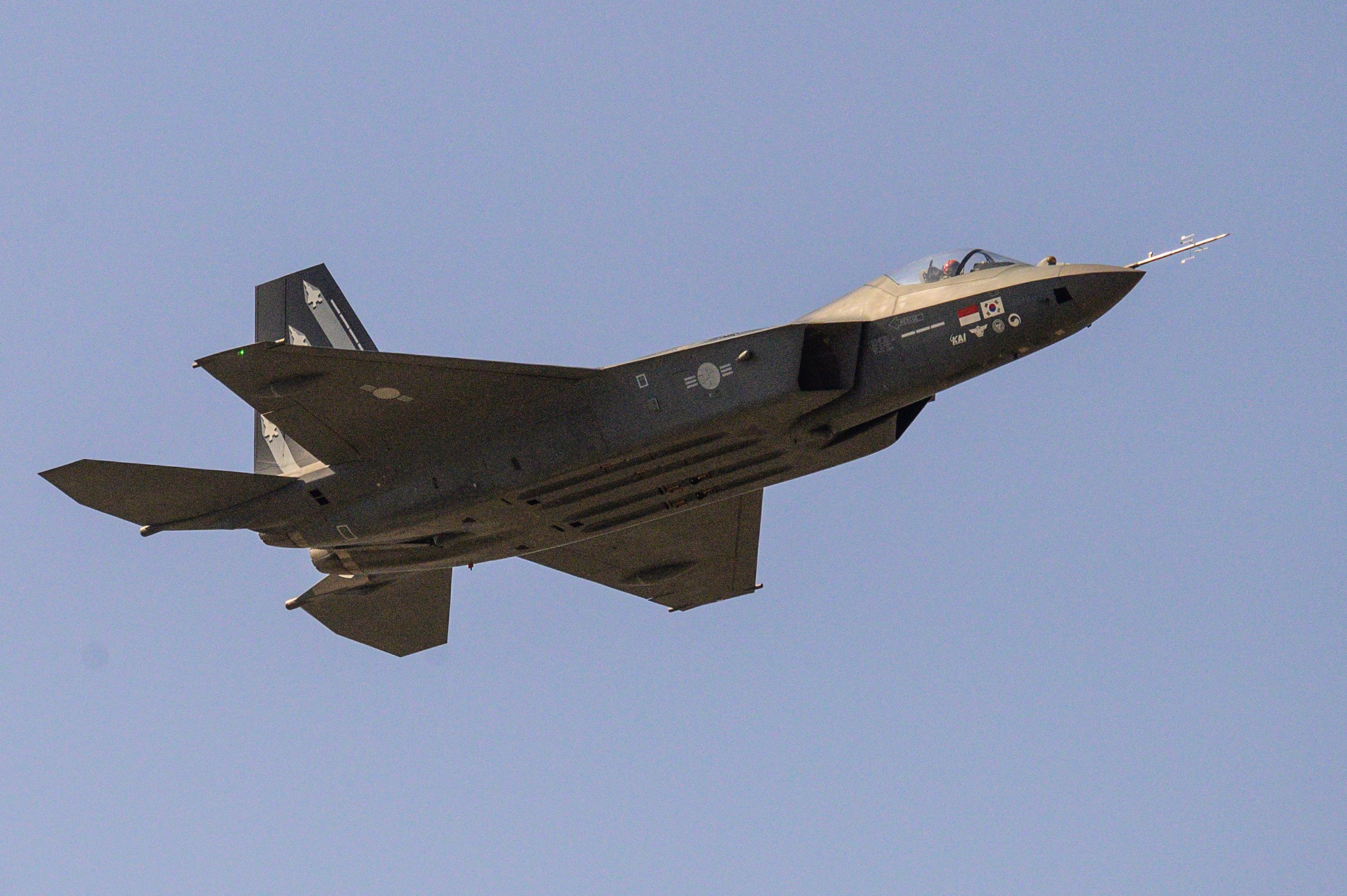 Pesawat Tempur KF-21 Korea Selatan tampil di Pameran Dirgantara dan Pertahanan Internasional Seoul pada 16 Oktober 2023.