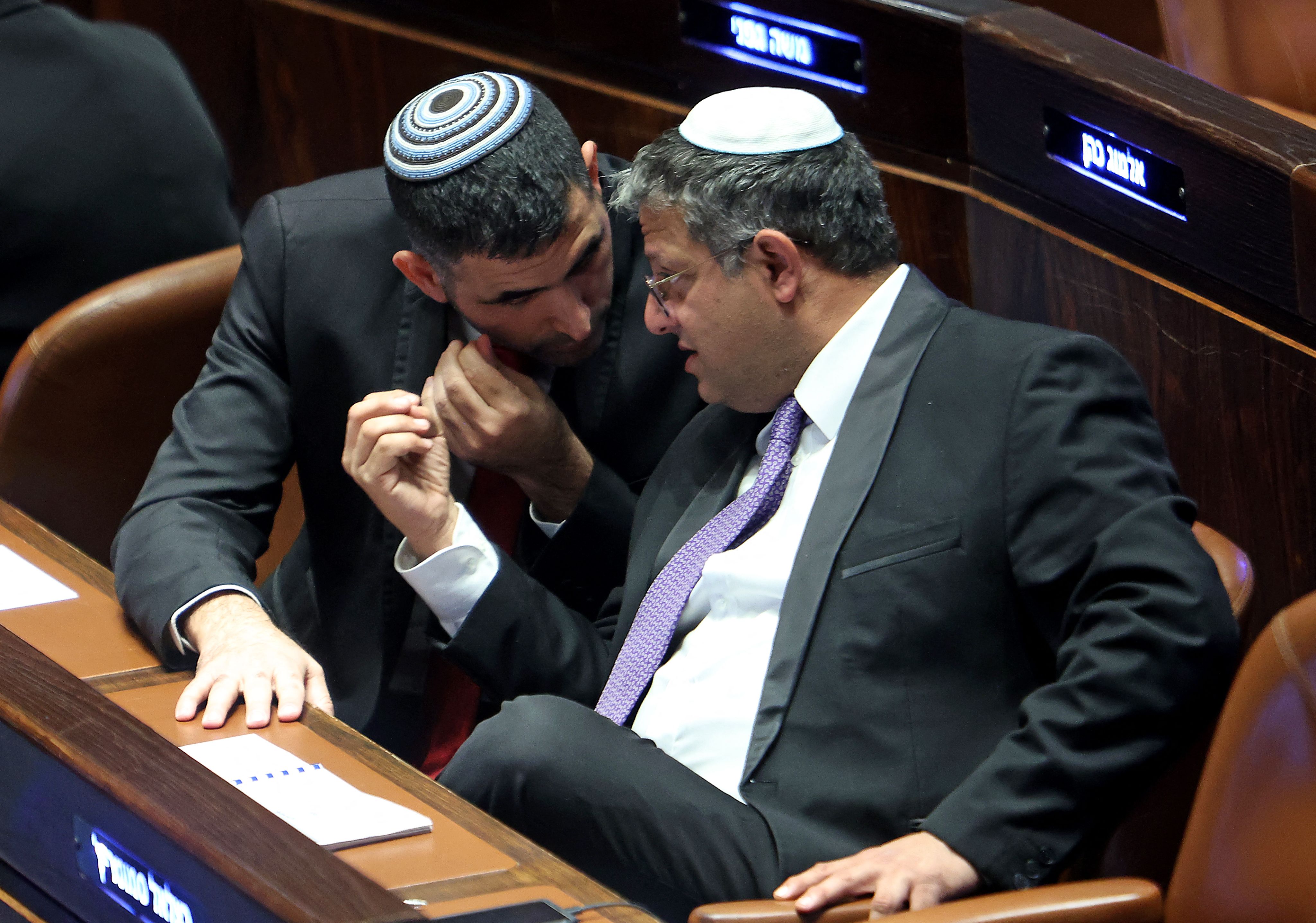 Anggota Knesset Israel (parlemen Israel) Shlomo Karhi (kiri) dan Itamar Ben-Gvir (kanan)