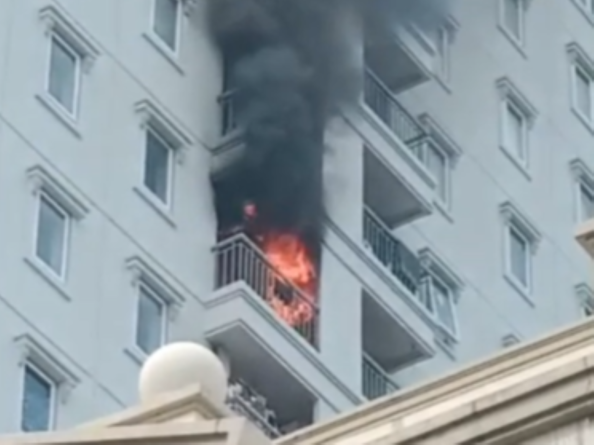 Kebakaran di apartemen.
