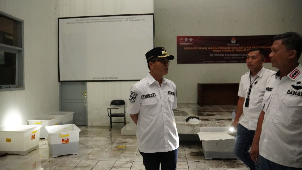Gedung LEC yang digunakan sebagai tempat rekapitulasi hasil Pemilu 2024 di Kecamatan Cicalengka juga mengalami kerusakan akibat angin puting