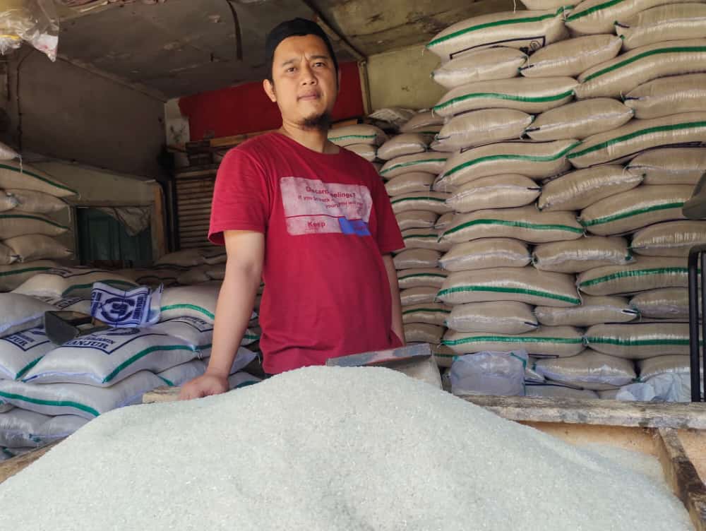 Pedagang beras di Pasar Muka, Kabupaten Cianjur, tengah melayani konsumen