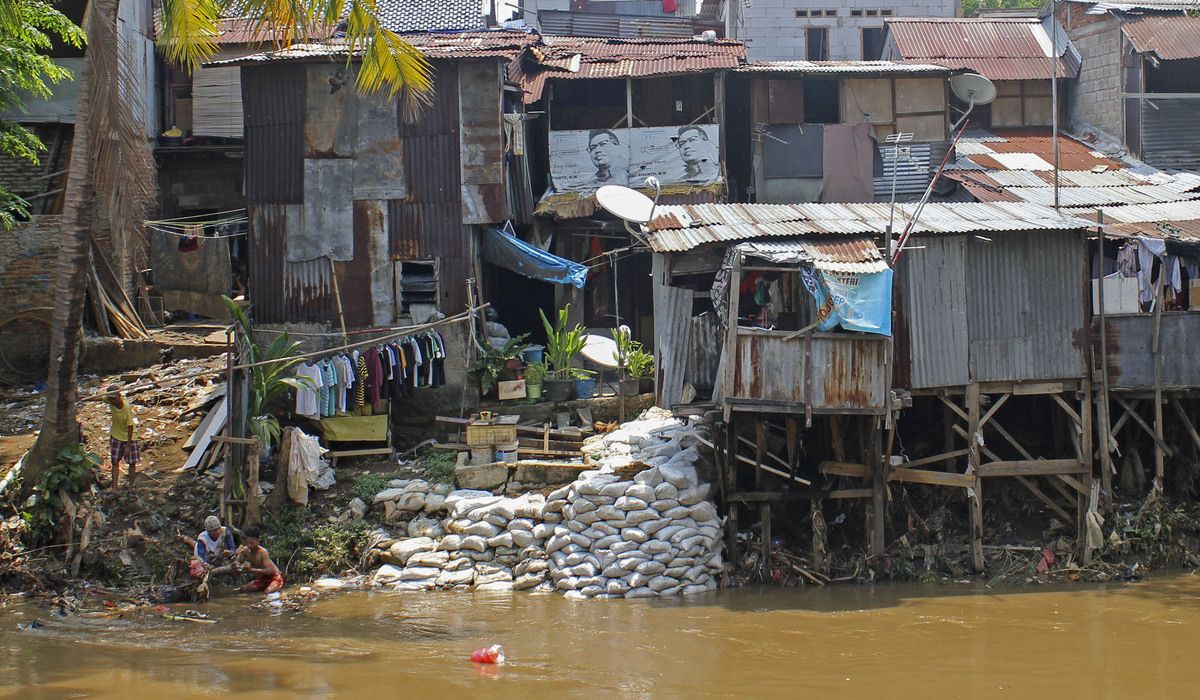 Sejumlah permukiman warga miskin di bantaran kali Ciliwung kawasan Manggarai, Jakarta.